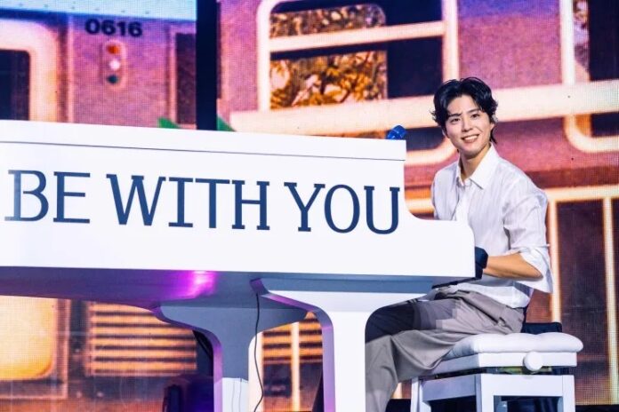 Park Bo Gum từng ghé thăm Malaysia vào năm 2016 trong khuôn khổ tour quảng bá phim "Moonlight Drawn by Clouds" (Mây họa ánh trăng) – bộ phim giúp anh trở thành tên tuổi hạng A tại châu Á. Sự trở lại lần này đánh dấu bước chuyển mình trưởng thành, chín chắn hơn trong sự nghiệp lẫn phong cách tương tác với fan (Ảnh: Internet)