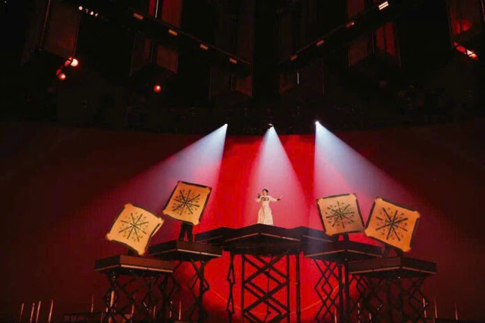 Đức Phúc mang "Phù Đổng Thiên Vương" biểu diễn tại đêm chung kết (nguồn: internet)