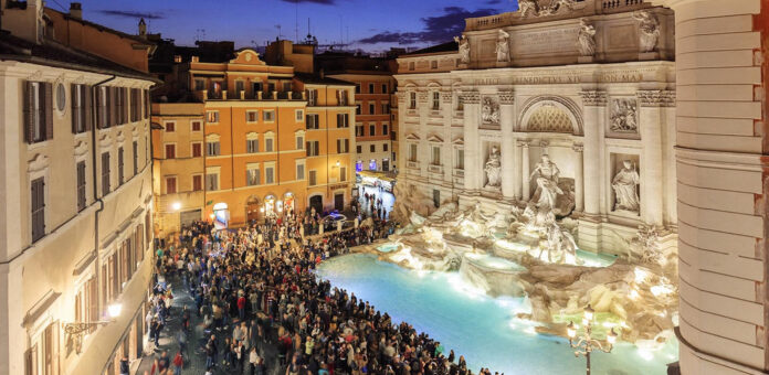 Đài phun nước Trevi nhìn từ sân thượng của Relais Fontana di Trevi (Ảnh: Internet)