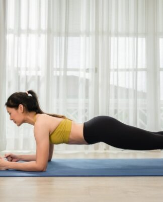 7 bài tập cơ bụng săn chắc hiệu quả mà không gây đau lưng bạn nên thử ngay Bài tập plank (Ảnh: Internet)