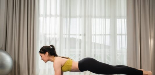 Bài tập plank (Ảnh: Internet)