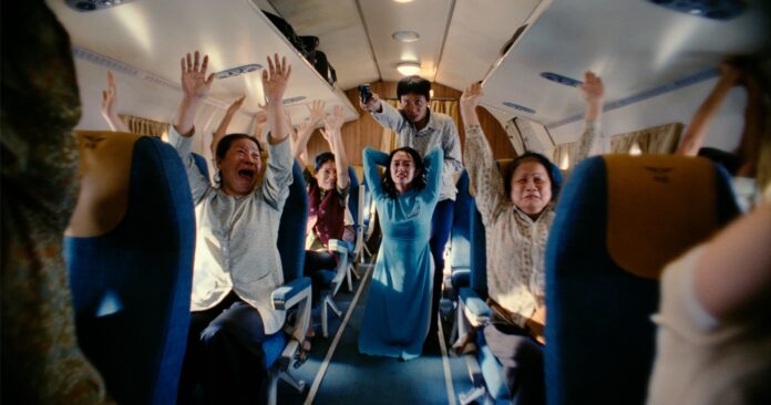 Thái Hòa và Kaity Nguyễn trong phim Tử Chiến Trên Không.