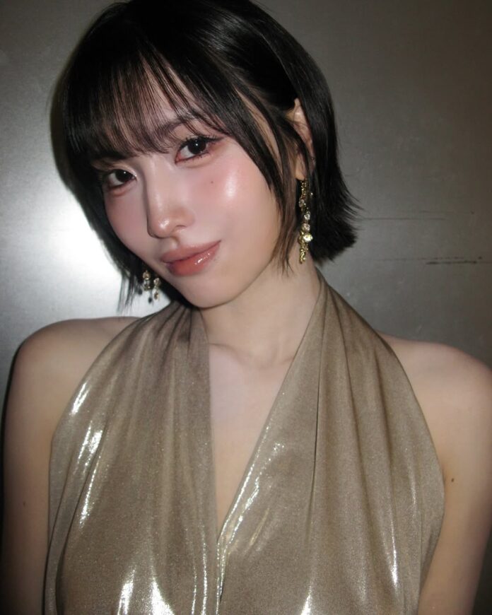 Momo là main dancer của TWICE, sở hữu đường nét sắc sảo và luôn gây chú ý với phong cách trang điểm làm nổi bật phần má và mắt (Ảnh: Internet)