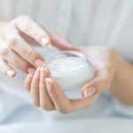 Nếu mùa hè bạn ưu tiên các sản phẩm dưỡng ẩm mỏng nhẹ thì mùa đông lại cần những loại kem giàu dưỡng chất và có khả năng dưỡng ẩm tốt hơn