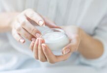 Nếu mùa hè bạn ưu tiên các sản phẩm dưỡng ẩm mỏng nhẹ thì mùa đông lại cần những loại kem giàu dưỡng chất và có khả năng dưỡng ẩm tốt hơn