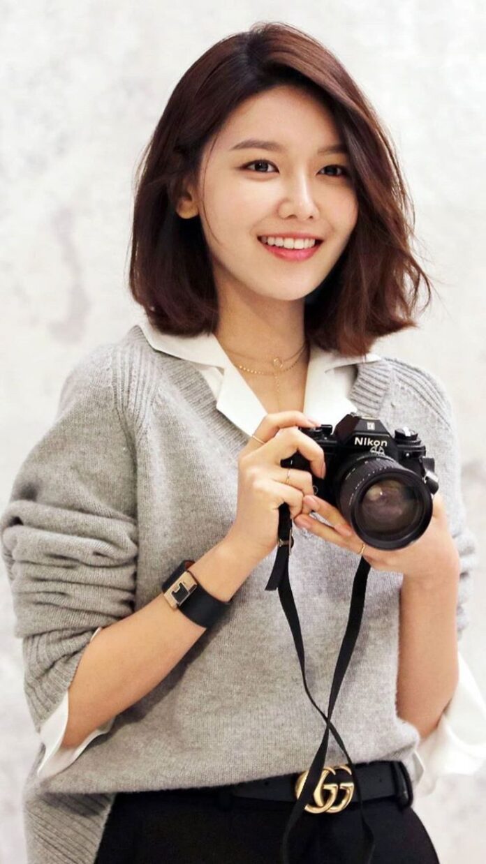 Bên cạnh Ryeoun, nữ diễn viên kiêm ca sĩ Choi Soo Young cũng đã xác nhận tham gia Okay Madam 2