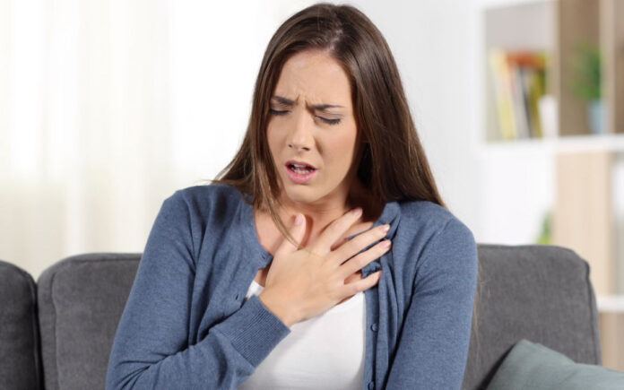 Khó thở hoặc đau ngực