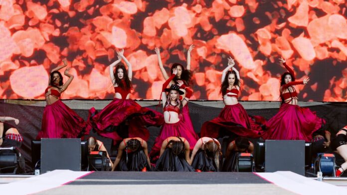 Màn trình diễn “Gabriela” bùng nổ của nhóm tại Lollapalooza Chicago