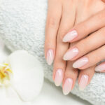 màu móng tay thanh lịch phù hợp với mọi trang phục công sở