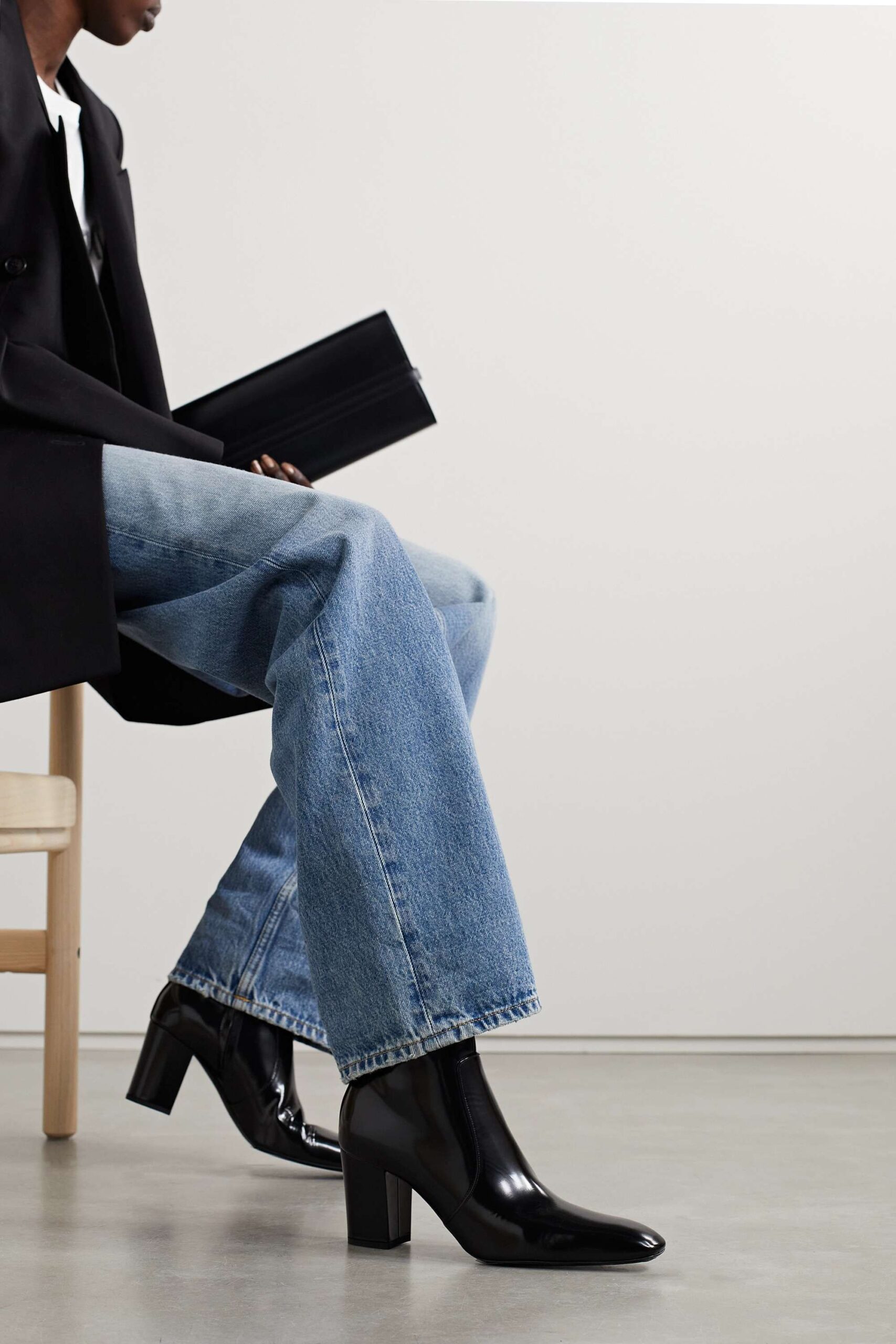 Bốt gót vuông phối quần jeans ống đứng Bốt gót vuông phối quần jeans ống đứng