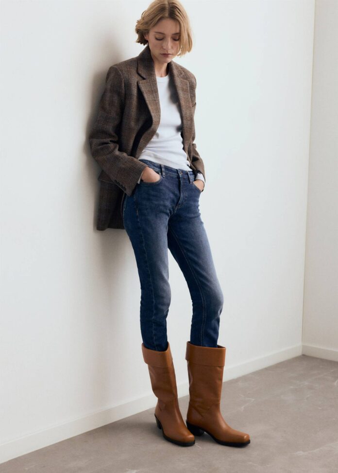 Bốt cao cổ phối quần jeans bó