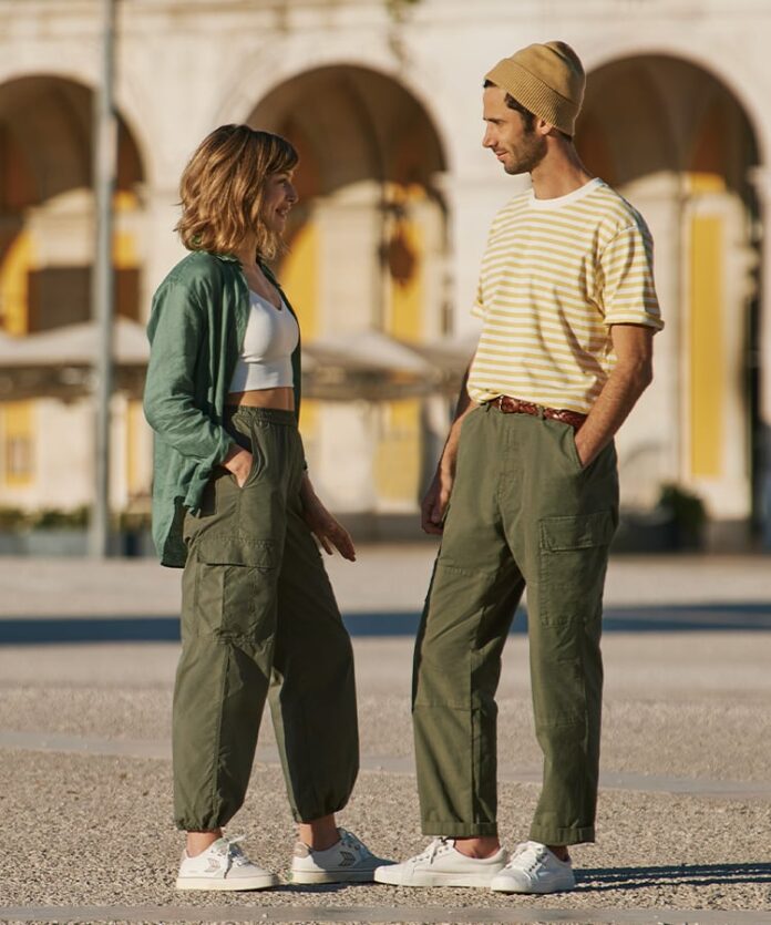 Giày thể thao tối giản phối quần cargo