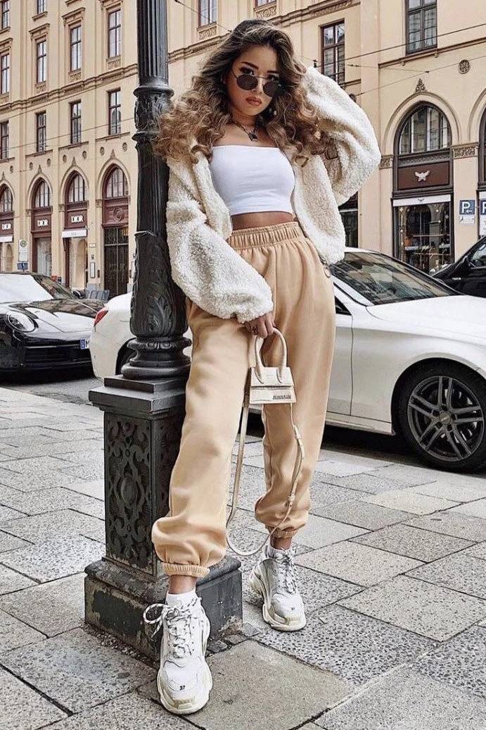 Giày thể thao chunky phối quần jogger Giày thể thao chunky phối quần jogger