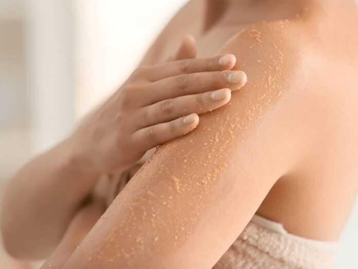 Thoa sữa dưỡng thể sau khi tẩy tế bào chết