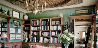 Phòng khách chứa quá nhiều đồ đạc