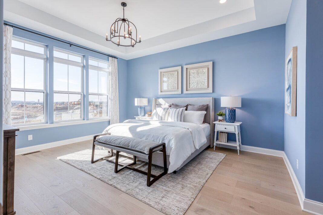 Màu sắc dịu nhẹ như xanh lá, xanh lam hay vàng nhạt là lựa chọn lý tưởng cho phòng ngủ khách