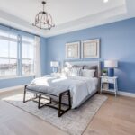 Màu sắc dịu nhẹ như xanh lá, xanh lam hay vàng nhạt là lựa chọn lý tưởng cho phòng ngủ khách