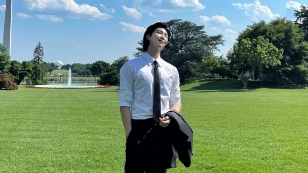 Chính sự kết hợp giữa chiều sâu nghệ thuật và bản sắc văn hóa Hàn Quốc đã giúp RM trở thành hình mẫu tiêu biểu cho sức mạnh mềm của K-culture – yếu tố được APEC chọn làm trọng tâm trong năm nay (Ảnh: Internet) Chính sự kết hợp giữa chiều sâu nghệ thuật và bản sắc văn hóa Hàn Quốc đã giúp RM trở thành hình mẫu tiêu biểu cho sức mạnh mềm của K-culture – yếu tố được APEC chọn làm trọng tâm trong năm nay (Ảnh: Internet)