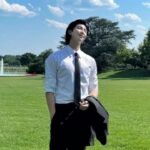 RM (BTS) trở thành nghệ sĩ K-pop đầu tiên phát biểu tại Hội nghị Thượng đỉnh Doanh nghiệp APEC Chính sự kết hợp giữa chiều sâu nghệ thuật và bản sắc văn hóa Hàn Quốc đã giúp RM trở thành hình mẫu tiêu biểu cho sức mạnh mềm của K-culture – yếu tố được APEC chọn làm trọng tâm trong năm nay (Ảnh: Internet)