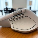Chuột không dây Logitech MX Master 4 sắp ra mắt với một số tính năng mới và mức giá cao cấp Mặt bên của chuột Logitech MX Master 4 có nút Actions Ring mới và bảng phản hồi xúc giác được tích hợp vào phần để ngón tay cái (Ảnh: Internet)