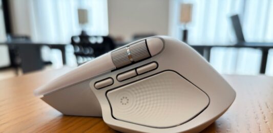 Chuột không dây Logitech MX Master 4 sắp ra mắt với một số tính năng mới và mức giá cao cấp Mặt bên của chuột Logitech MX Master 4 có nút Actions Ring mới và bảng phản hồi xúc giác được tích hợp vào phần để ngón tay cái (Ảnh: Internet)