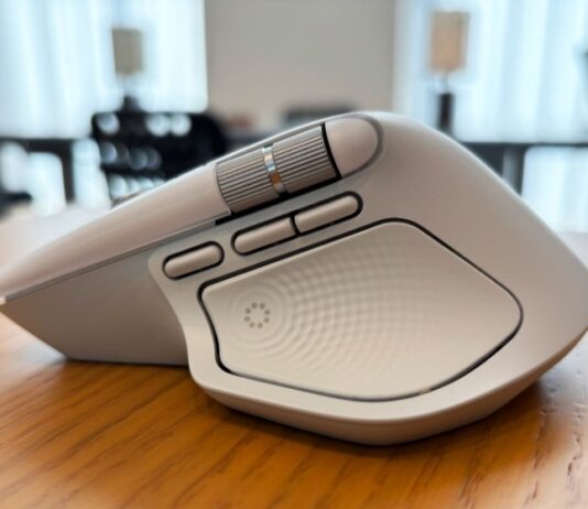 Mặt bên của chuột Logitech MX Master 4 có nút Actions Ring mới và bảng phản hồi xúc giác được tích hợp vào phần để ngón tay cái (Ảnh: Internet)
