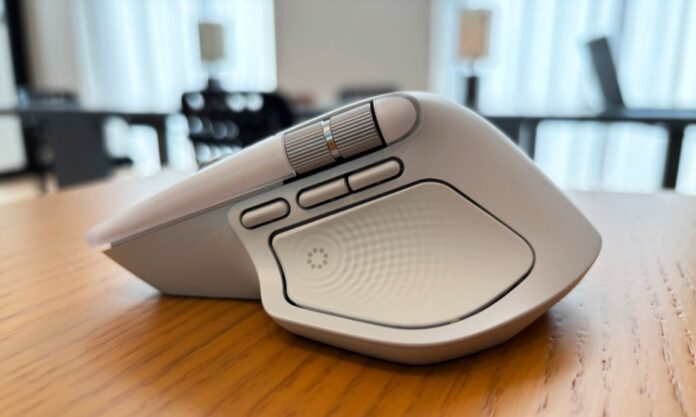 Mặt bên của chuột Logitech MX Master 4 có nút Actions Ring mới và bảng phản hồi xúc giác được tích hợp vào phần để ngón tay cái (Ảnh: Internet) Mặt bên của chuột Logitech MX Master 4 có nút Actions Ring mới và bảng phản hồi xúc giác được tích hợp vào phần để ngón tay cái (Ảnh: Internet)