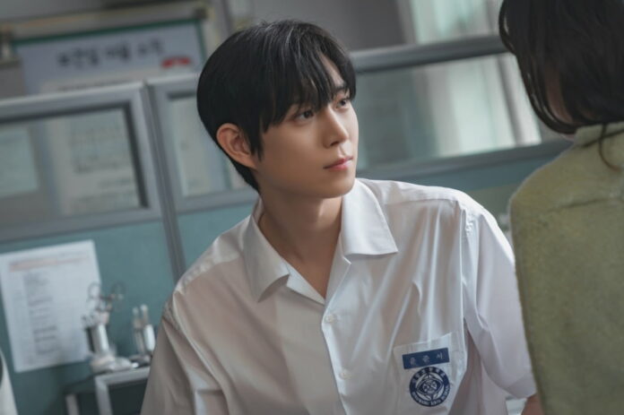 Kim Young Dae là nam diễn viên sinh năm 1996, gây chú ý qua loạt vai diễn nam thần học đường trong "Extraordinary You" (2019) và "The Penthouse" (2020–2021) (Ảnh: Internet)