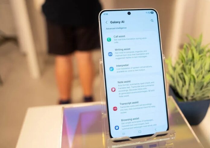 Điện thoại Galaxy S25 FE của Samsung với trang Galaxy AI đang mở (Ảnh: Internet) Điện thoại Galaxy S25 FE của Samsung với trang Galaxy AI đang mở (Ảnh: Internet)