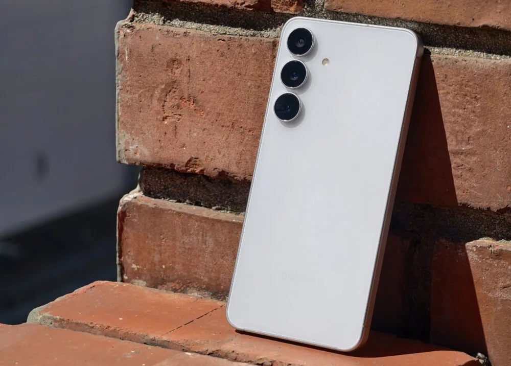 Điện thoại Galaxy S25 FE của Samsung: Thiết kế mỏng nhẹ, pin và sạc tốt nhưng hiệu suất cần nâng cấp