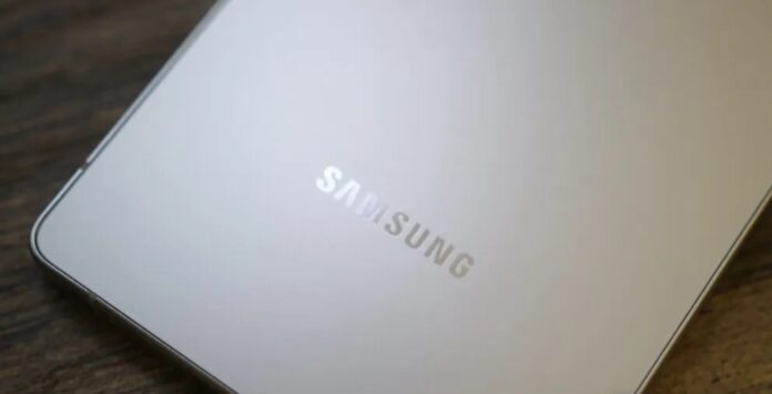 Logo Samsung ở mặt sau của điện thoại Galaxy S25 Ultra (Ảnh: Internet) Logo Samsung ở mặt sau của điện thoại Galaxy S25 Ultra (Ảnh: Internet)