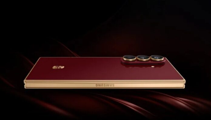 Điện thoại Galaxy Z Fold 7 W26 màu đỏ (Ảnh: Internet)