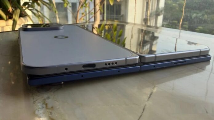 So sánh độ mỏng của Pixel 10 Pro Fold và Galaxy Z Fold 7 (Ảnh: Internet) So sánh độ mỏng của Pixel 10 Pro Fold và Galaxy Z Fold 7 (Ảnh: Internet)