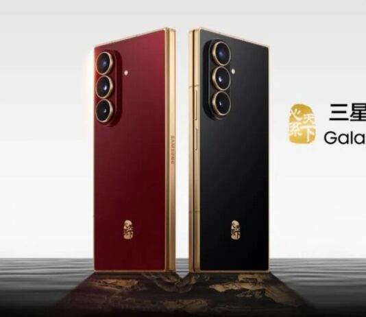 Samsung ra mắt điện thoại màn hình gập W26 – phiên bản đặc biệt của Galaxy Z Fold 7 tại Trung Quốc Điện thoại Galaxy Z Fold 7 W26 màu đỏ và đen (Ảnh: Internet)