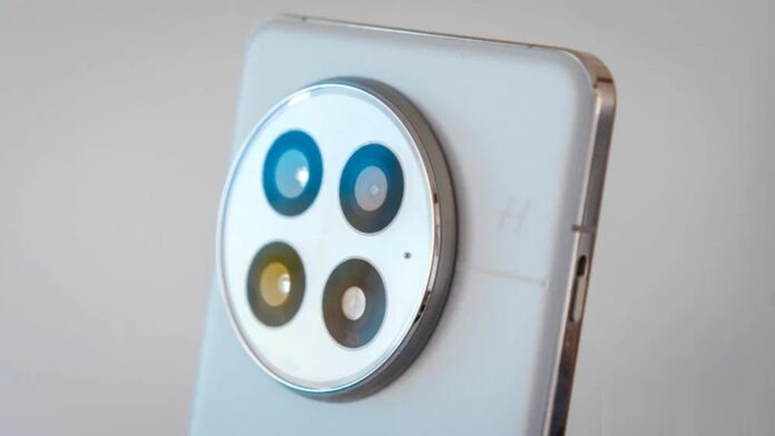 Camera sau của điện thoại OnePlus 13 (Ảnh: Internet) Camera sau của điện thoại OnePlus 13 (Ảnh: Internet)