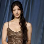 Những màn xuất hiện này đánh dấu bước chuyển mình của Ejae từ nhạc sĩ đứng sau hậu trường sang nghệ sĩ biểu diễn trước công chúng. Cô không chỉ thể hiện khả năng trình diễn live ấn tượng cùng nhóm Huntr/X, mà còn chứng minh được phong thái sân khấu tự tin, đẳng cấp quốc tế. (Ảnh: Internet)