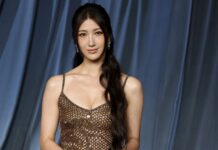 Những màn xuất hiện này đánh dấu bước chuyển mình của Ejae từ nhạc sĩ đứng sau hậu trường sang nghệ sĩ biểu diễn trước công chúng. Cô không chỉ thể hiện khả năng trình diễn live ấn tượng cùng nhóm Huntr/X, mà còn chứng minh được phong thái sân khấu tự tin, đẳng cấp quốc tế. (Ảnh: Internet)