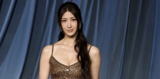 Ejae – Từ “giọng hát ẩn danh” đến ngôi sao toàn cầu: Ký hợp đồng độc quyền với WME Những màn xuất hiện này đánh dấu bước chuyển mình của Ejae từ nhạc sĩ đứng sau hậu trường sang nghệ sĩ biểu diễn trước công chúng. Cô không chỉ thể hiện khả năng trình diễn live ấn tượng cùng nhóm Huntr/X, mà còn chứng minh được phong thái sân khấu tự tin, đẳng cấp quốc tế. (Ảnh: Internet)