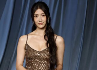 Ejae – Từ “giọng hát ẩn danh” đến ngôi sao toàn cầu: Ký hợp đồng độc quyền với WME Những màn xuất hiện này đánh dấu bước chuyển mình của Ejae từ nhạc sĩ đứng sau hậu trường sang nghệ sĩ biểu diễn trước công chúng. Cô không chỉ thể hiện khả năng trình diễn live ấn tượng cùng nhóm Huntr/X, mà còn chứng minh được phong thái sân khấu tự tin, đẳng cấp quốc tế. (Ảnh: Internet)