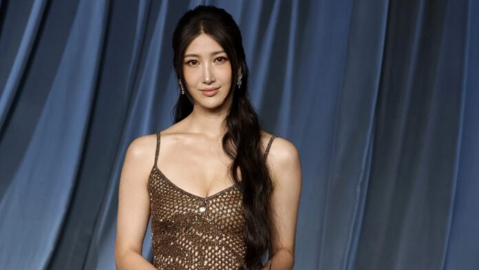 Những màn xuất hiện này đánh dấu bước chuyển mình của Ejae từ nhạc sĩ đứng sau hậu trường sang nghệ sĩ biểu diễn trước công chúng. Cô không chỉ thể hiện khả năng trình diễn live ấn tượng cùng nhóm Huntr/X, mà còn chứng minh được phong thái sân khấu tự tin, đẳng cấp quốc tế. (Ảnh: Internet)