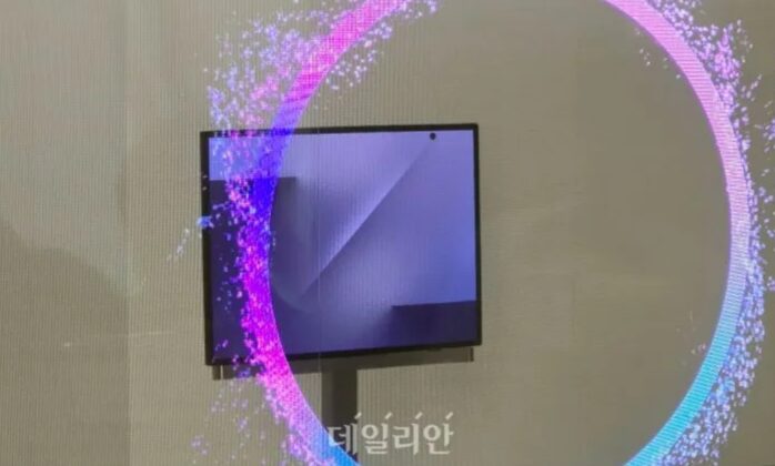 Điện thoại gập 3 màn hình của Samsung (Ảnh: Internet)