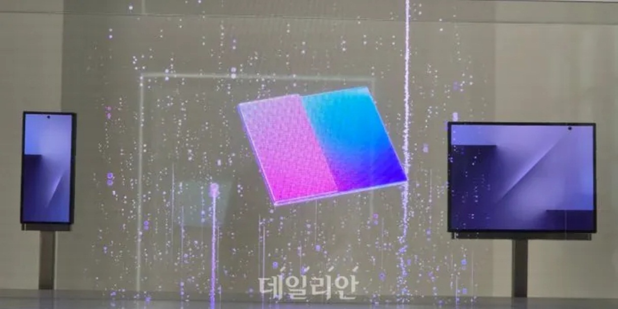 Điện thoại gập 3 màn hình của Samsung (Ảnh: Internet) Điện thoại gập 3 màn hình của Samsung (Ảnh: Internet)