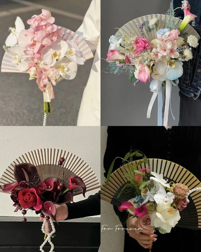 Hoa cài trên quạt xòe