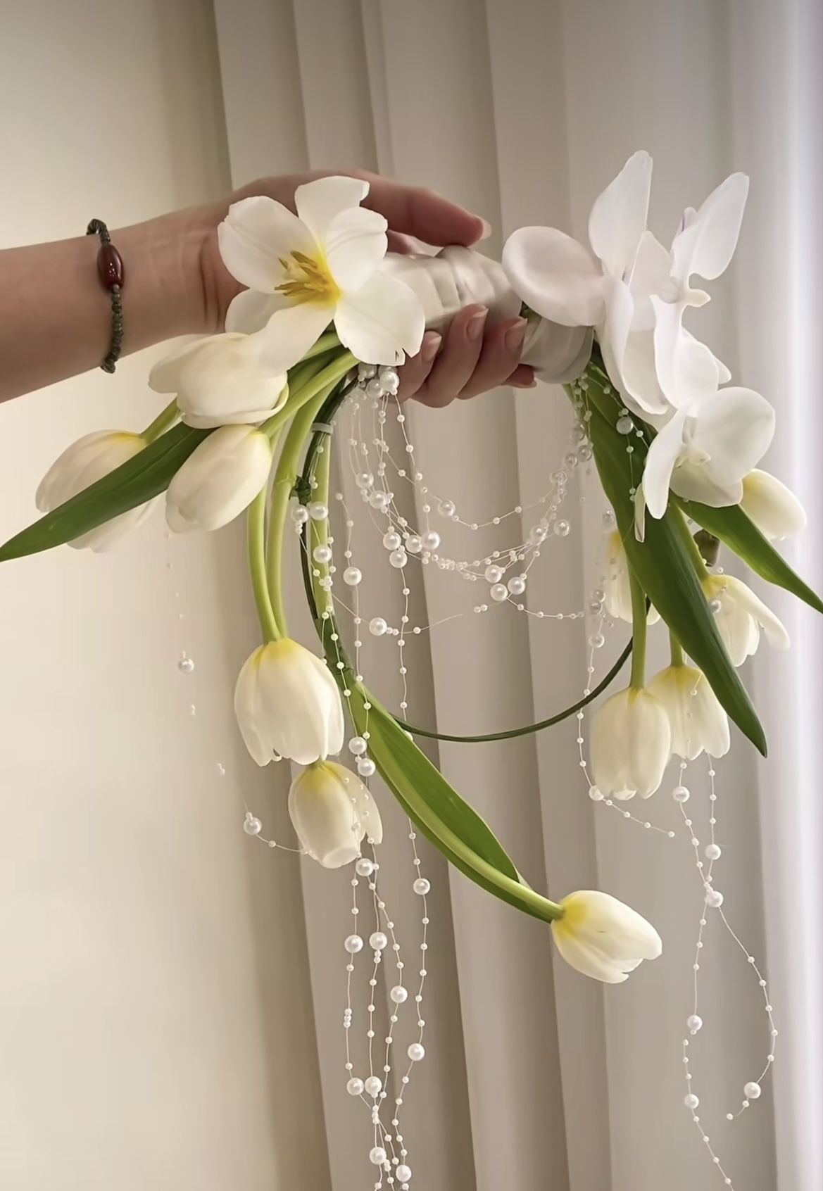 Vòng hoa cưới cầm ta