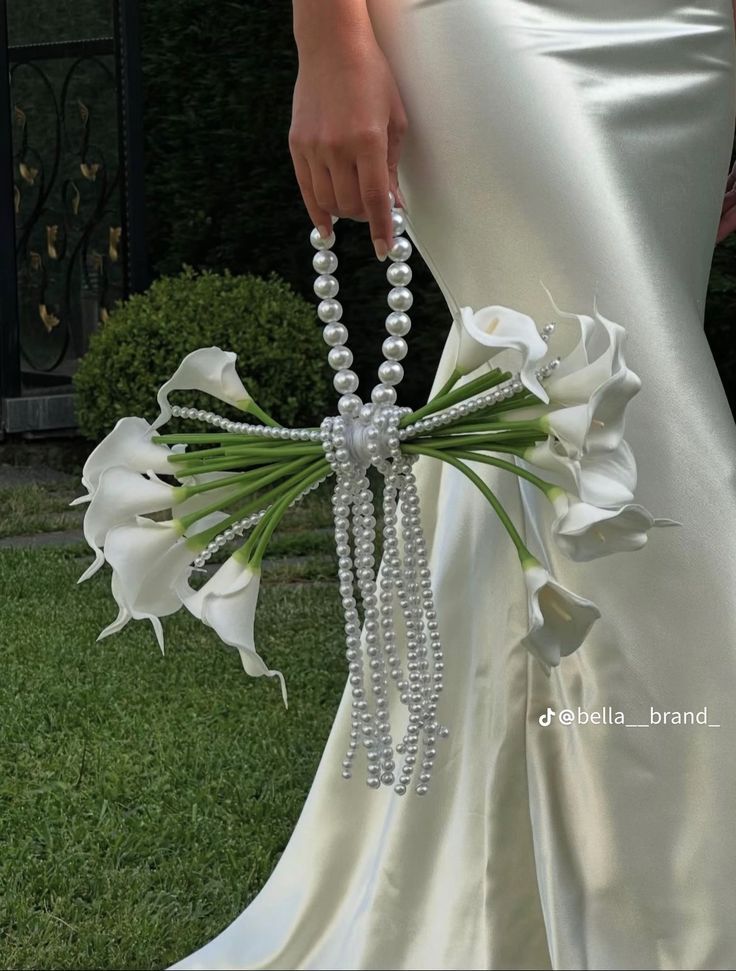 Calla Lily kèm đai ngọc trai