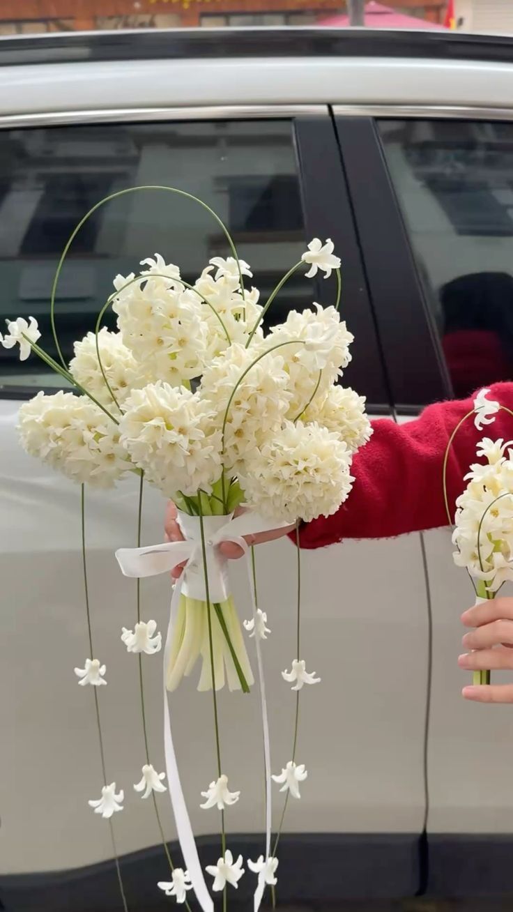 Hoa trắng đính thêm những vòng hoa nhẹ nhàng tinh tế