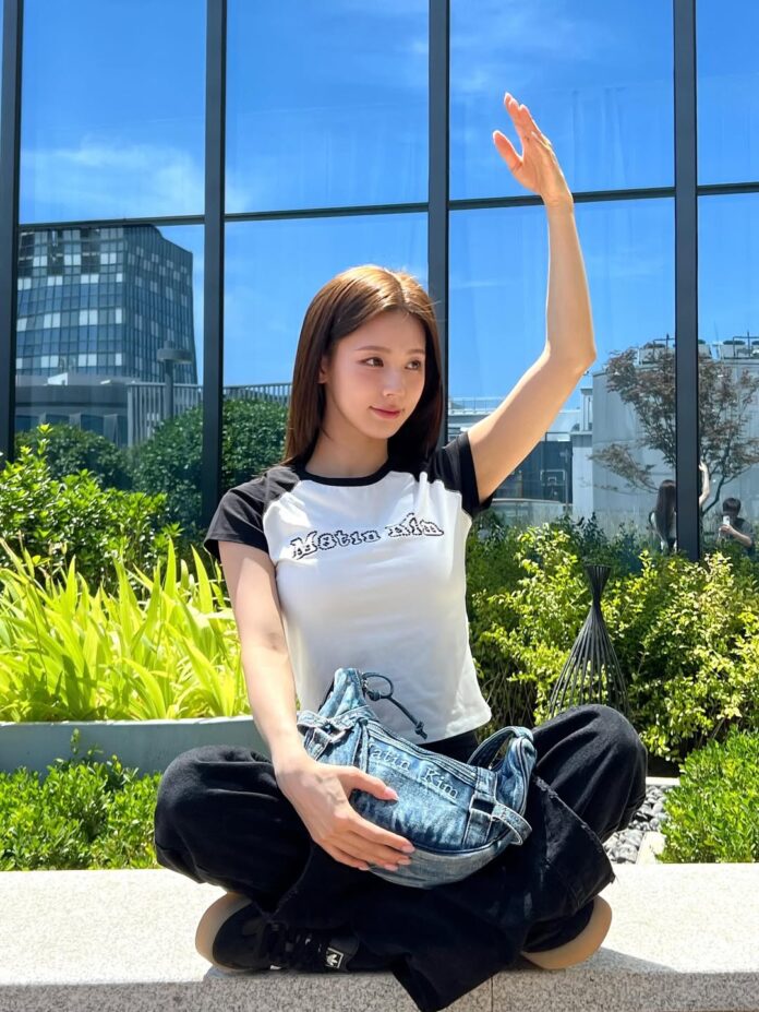 Miyeon thường được gọi là “visual cổ điển” của Gen 4 – vừa có nét dịu dàng kiểu diễn viên, vừa giữ thần thái idol chuyên nghiệp (Ảnh: Internet)