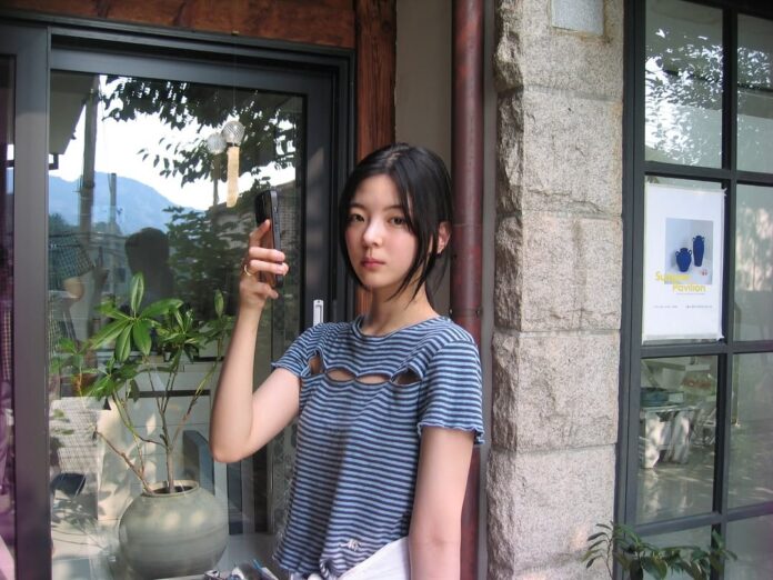 Lia từng được cư dân mạng gọi là “Kim Ji-won phiên bản idol” vì nét đẹp tự nhiên, tinh tế và biểu cảm giàu cảm xúc trên sân khấu (Ảnh: Internet)