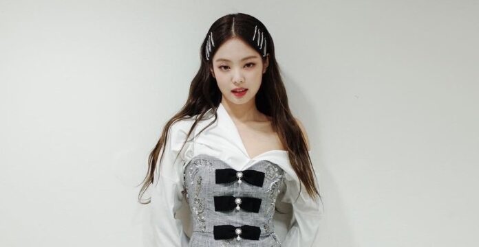 Jennie hiện là thành viên BLACKPINK đầu tiên sở hữu công ty quản lý cá nhân – OA (ODD ATELIER) – nơi cô định hướng các hoạt động sáng tạo, từ âm nhạc đến thời trang. Với định hướng độc lập, Jennie đang dần xây dựng hình ảnh biểu tượng toàn cầu, vượt ra khỏi khuôn khổ một idol K-pop thông thường (Ảnh: Internet)