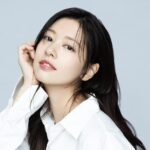 Đây là lần tái xuất màn ảnh nhỏ đáng chú ý của Jung So Min sau một thời gian tập trung cho điện ảnh và sân khấu. Nữ diễn viên được khán giả biết đến rộng rãi qua các bộ phim như Because This Is My First Life , Monthly Magazine Home và My Father is Strange – nơi cô ghi điểm nhờ khả năng thể hiện nội tâm nhân vật sâu sắc (Ảnh: Internet)